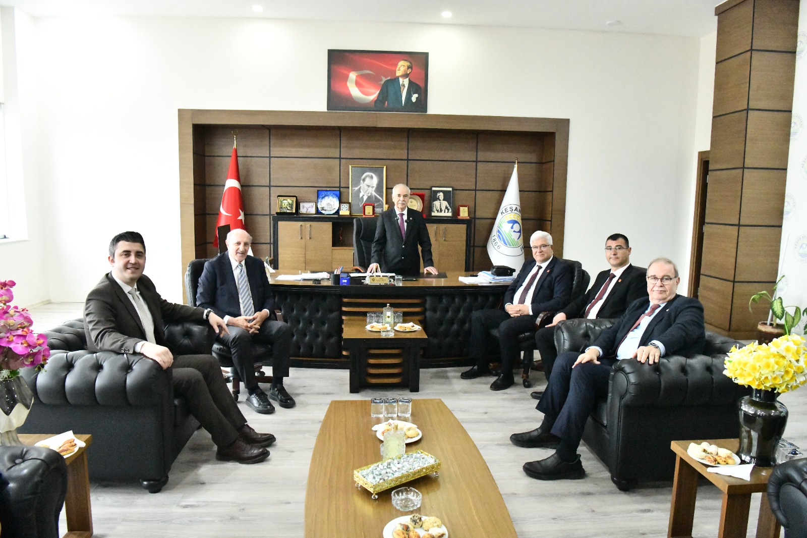 Keşan Belediye Başkanı Mehmet Özcan, Cumhuriyet Halk Partisi heyetini belediyede ağırladı.
